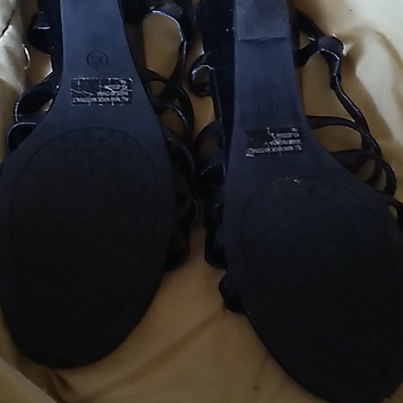 Womans sandals - Picture 3 of 4